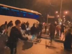 Seleção iraniana de futebol feminino sinaliza ‘SOS’ do ônibus que as leva de volta para casa depois de ser considerada ‘traidora’ por se recusar a cantar o hino nacional Apoiadores se reuniram em torno da seleção feminina iraniana depois que elas foram condenadas pelo Estado iraniano por se recusarem a cantar o hino nacional