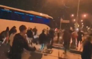 Seleção iraniana de futebol feminino sinaliza ‘SOS’ do ônibus que as leva de volta para casa depois de ser considerada ‘traidora’ por se recusar a cantar o hino nacional Apoiadores se reuniram em torno da seleção feminina iraniana depois que elas foram condenadas pelo Estado iraniano por se recusarem a cantar o hino nacional