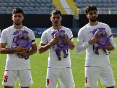 Seleção iraniana de futebol homenageia crianças mortas em ataque aéreo na escola Minab Seleção iraniana de futebol homenageia crianças mortas em ataque aéreo na escola Minab