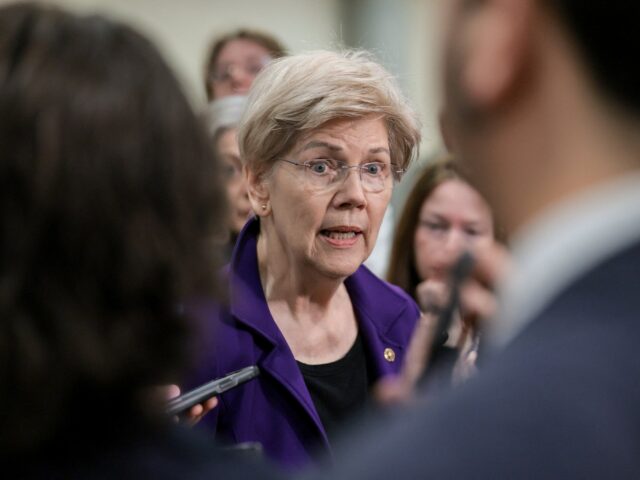 O presidente dos EUA, Donald Trump, ouve o secretário de Estado dos EUA, Marco Rubio