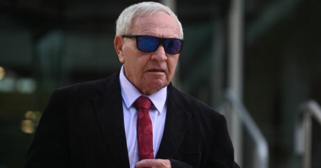 Semanas até que o campeão de futebol acusado de sexo infantil, Barry Cable, descubra o destino
