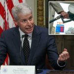 Chris Wright falando em uma mesa redonda sobre o