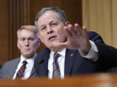 Senador republicano faz alguma merda ao ungir seu sucessor ARQUIVO - Esta combinação de imagens mostra, a partir da esquerda, o senador norte-americano Jon Tester, e o oponente, o candidato republicano ao Senado de Montana, Tim Sheehy, durante um debate em Missoula, Mont., em 30 de setembro de 2024. (Ben Allan Smith/The Missoulian via AP, Arquivo)