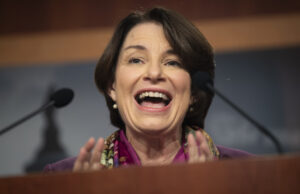 Senadora Amy Klobuchar sobre acordo ‘Weak’ Live Nation-DOJ: ‘É absolutamente desrespeitoso com os fãs’ Sen. Amy Klobuchar