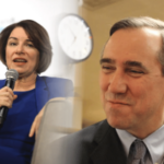 Os senadores agem para impedir que autoridades federais apostem em mercados de previsão política. Os senadores norte-americanos Amy Klobuchar e Jeff Merkley em fotos separadas; Klobuchar fala ao microfone num evento enquanto Merkley sorri durante uma conversa, ilustrando o apoio dos legisladores à legislação que proíbe as autoridades federais de negociar em mercados de previsão.