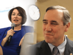 Senadores agem para impedir que autoridades federais apostem em mercados de previsão política Os senadores agem para impedir que autoridades federais apostem em mercados de previsão política. Os senadores norte-americanos Amy Klobuchar e Jeff Merkley em fotos separadas; Klobuchar fala ao microfone num evento enquanto Merkley sorri durante uma conversa, ilustrando o apoio dos legisladores à legislação que proíbe as autoridades federais de negociar em mercados de previsão.