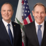 Retrato de dois senadores dos EUA de terno diante de bandeiras americanas, fotos oficiais do Congresso representando projeto de lei bipartidário sobre regulamentação do mercado de previsão esportiva