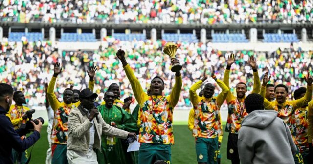 Senegal desfila troféu AFCON, apesar do título ter sido atribuído Senegal desfila troféu AFCON, apesar do título ter sido atribuído a Marrocos