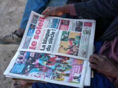 Senegal e Marrocos ligados pela religião e pelo comércio, mas divididos pelas consequências da AFCON As pessoas lêem jornais que informam sobre a decisão da Confederação Africana de Futebol que retirou à selecção senegalesa o título da Taça das Nações Africanas e concedeu-o à selecção marroquina de futebol em Dakar, Senegal.