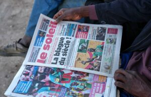 Senegal e Marrocos ligados pela religião e pelo comércio, mas divididos pelas consequências da AFCON As pessoas lêem jornais que informam sobre a decisão da Confederação Africana de Futebol que retirou à selecção senegalesa o título da Taça das Nações Africanas e concedeu-o à selecção marroquina de futebol em Dakar, Senegal.