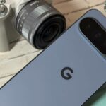 Google Pixel 10 Pro XL encostado em uma rocha marrom