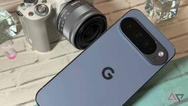 Google Pixel 10 Pro XL encostado em uma rocha marrom