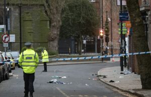 Sete pessoas ficaram feridas depois que o carro bateu na multidão no centro da cidade de Derby: cidadão indiano, 30, preso sob suspeita de tentativa de homicídio A cena em Friar Gate, Derby, depois que vários pedestres foram atropelados por um carro na noite passada