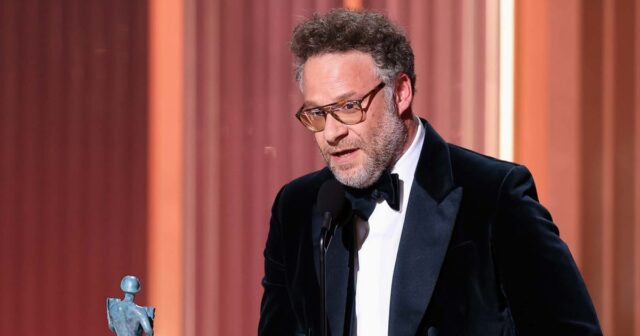 Seth Rogen recebe o prêmio de ator da falecida co-estrela 32º Prêmio Anual de Atores - Show