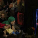 Seus shows de marionetes underground atraem multidões para a esquina de Los Angeles - e os fãs nem sabem seu nome