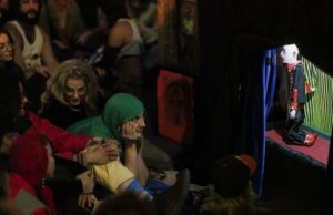 Seus shows de marionetes underground atraem multidões para a esquina de Los Angeles – e os fãs nem sabem seu nome Seus shows de marionetes underground atraem multidões para a esquina de Los Angeles - e os fãs nem sabem seu nome