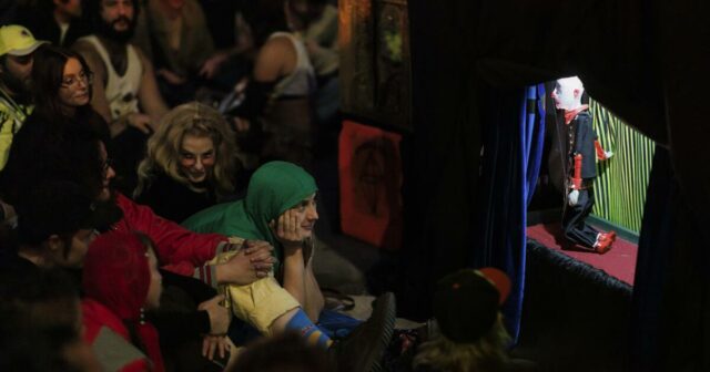 Seus shows de marionetes underground atraem multidões para a esquina de Los Angeles - e os fãs nem sabem seu nome
