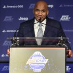 O técnico do Seton Hall, Shaheen Holloway, fala com a mídia após ser nomeado por unanimidade o Treinador do Ano do Big East em 11 de março de 2026.