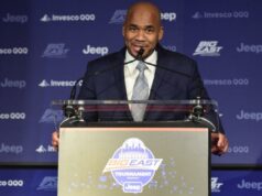 Shaheen Holloway, do Seton Hall, eleito Treinador do Ano do Big East na seleção unânime O técnico do Seton Hall, Shaheen Holloway, fala com a mídia após ser nomeado por unanimidade o Treinador do Ano do Big East em 11 de março de 2026.