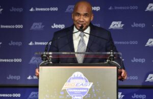 Shaheen Holloway, do Seton Hall, eleito Treinador do Ano do Big East na seleção unânime O técnico do Seton Hall, Shaheen Holloway, fala com a mídia após ser nomeado por unanimidade o Treinador do Ano do Big East em 11 de março de 2026.