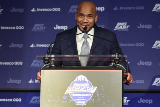 O técnico do Seton Hall, Shaheen Holloway, fala com a mídia após ser nomeado por unanimidade o Treinador do Ano do Big East em 11 de março de 2026.