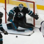 Sharks recontratam goleiro pendente da UFA para contrato de dois anos