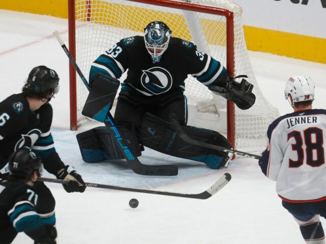 Sharks recontratam goleiro pendente da UFA para contrato de dois anos
