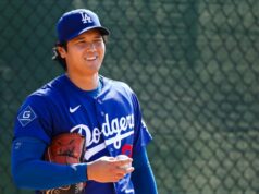 Shohei Ohtani, dos Dodgers, resolve processo sobre projeto habitacional de US$ 240 milhões no Havaí 2169948140 Um mural de 28 pés de Shohei Ohtani e seu cachorro chamariz acaba de ser erguido em Los Angeles