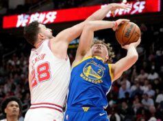 Short-handed Warriors atordoam Rockets em suspense na prorrogação Jogadores do Warriors De'Anthony Melton e Al Horford