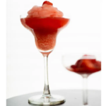 Siga estas receitas fáceis para elevar os dias de verão com goles vibrantes de morango