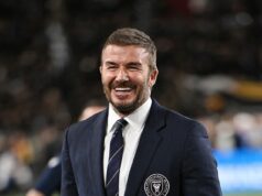 Sir David Beckham diz que seus filhos perguntaram se receberiam “algum privilégio extra” quando ele recebesse o título de cavaleiro Sir David Beckham disse que seus filhos lhe perguntaram se receberiam 'algum privilégio extra' quando ele recebesse o título de cavaleiro (foto em fevereiro)