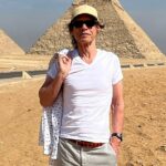 Não consigo... Sati-SPHINX-ção! Sir Mick Jagger compartilhou fotos de sua viagem às pirâmides egípcias no Instagram na quarta-feira, enquanto seu filho Lucas escrevia um comentário hilário