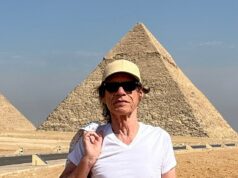 Sir Mick Jagger compartilha fotos de sua viagem às pirâmides egípcias enquanto seu filho Lucas escreve um comentário hilário Não consigo... Sati-SPHINX-ção! Sir Mick Jagger compartilhou fotos de sua viagem às pirâmides egípcias no Instagram na quarta-feira, enquanto seu filho Lucas escrevia um comentário hilário
