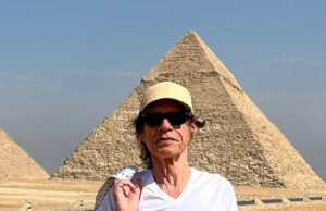 Sir Mick Jagger compartilha fotos de sua viagem às pirâmides egípcias enquanto seu filho Lucas escreve um comentário hilário Não consigo... Sati-SPHINX-ção! Sir Mick Jagger compartilhou fotos de sua viagem às pirâmides egípcias no Instagram na quarta-feira, enquanto seu filho Lucas escrevia um comentário hilário