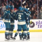 Theresa Schafzahl (25), de Seattle, comemora com seus companheiros de equipe depois de marcar um gol durante o primeiro período da derrota dos Sirens por 4 a 1 para os Torrents em 25 de março de 2026 em Rosemont, Illinois.