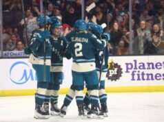 Sirenes cortadas por Torrent na batalha do Takeover Tour Theresa Schafzahl (25), de Seattle, comemora com seus companheiros de equipe depois de marcar um gol durante o primeiro período da derrota dos Sirens por 4 a 1 para os Torrents em 25 de março de 2026 em Rosemont, Illinois.