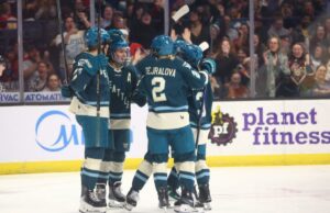 Sirenes cortadas por Torrent na batalha do Takeover Tour Theresa Schafzahl (25), de Seattle, comemora com seus companheiros de equipe depois de marcar um gol durante o primeiro período da derrota dos Sirens por 4 a 1 para os Torrents em 25 de março de 2026 em Rosemont, Illinois.