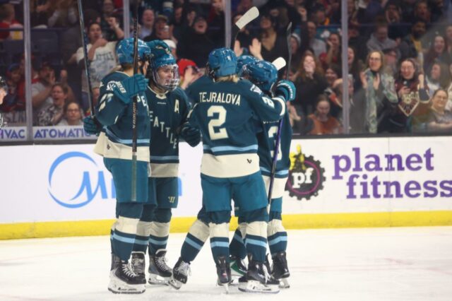 Theresa Schafzahl (25), de Seattle, comemora com seus companheiros de equipe depois de marcar um gol durante o primeiro período da derrota dos Sirens por 4 a 1 para os Torrents em 25 de março de 2026 em Rosemont, Illinois.