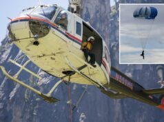 ‘Smokejumpers’ saltam em incêndios florestais a 3.000 pés para combater as chamas Um bombeiro sentado na porta de um helicóptero do US Wildland Fire Service sobre um desfiladeiro.
