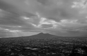 Sob o vulcão, uma cidade conversa com seu passado no assombroso ‘Pompeia: Abaixo das Nuvens’ Sob o vulcão, uma cidade conversa com seu passado no assombroso 'Pompeia: Abaixo das Nuvens'