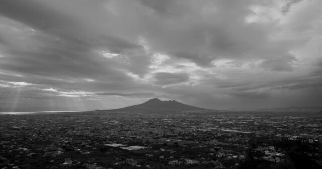 Sob o vulcão, uma cidade conversa com seu passado no assombroso 'Pompeia: Abaixo das Nuvens'
