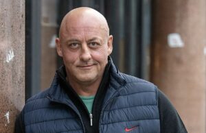 Sobrevivi 10 anos no Hospital Broadmoor com o Estripador de Yorkshire e um assassino canibal… mas há um preso que se destaca acima de todos os outros Paul Knight (foto) passou 10 anos dentro do hospital psiquiátrico de Broadmoor