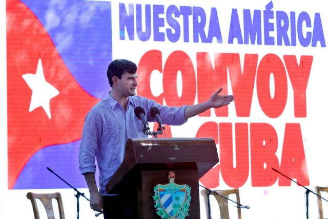 Socialistas celebram descaradamente os opressores de Cuba em uma viagem de luxo
