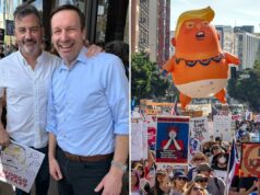 Sonhar. Chris Murphy foi criticado por posar com Jimmy Kimmel no protesto No Kings a milhares de quilômetros de seu estado natal As pessoas protestam contra a fiscalização da imigração e o exagero federal, apresentando um grande balão de Trump em uma fralda.