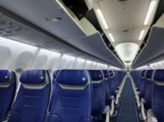 Southwest criticou o ‘desastre’ da nova política de assentos: ‘É como extorsão’ Interior de um avião vazio da Southwest Airlines com fileiras de assentos azuis e compartimentos superiores abertos.