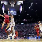 Stan Van Gundy avisa Duke depois que St. John's vence Kansas em suspense