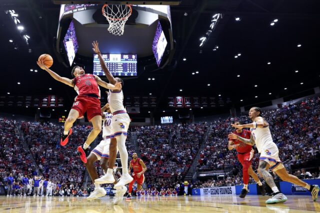 Stan Van Gundy avisa Duke depois que St. John's vence Kansas em suspense
