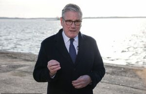 Starmer AINDA não se comprometerá até o momento a aumentar ainda mais os gastos com defesa, enquanto alerta sobre a ameaça russa à paz mundial O primeiro-ministro alertou hoje que as nações ocidentais enfrentam uma “guerra em duas frentes”, ao reunir-se com aliados numa importante reunião de defesa europeia na Finlândia.