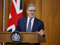 Starmer revela que não fala com Trump há dias, mas afirma que TEM controle sobre a crise do Oriente Médio enquanto ataca o presidente dos EUA por ‘caos’ Starmer revela que não fala com Trump há dias, mas afirma que TEM controle sobre a crise do Oriente Médio enquanto ataca o presidente dos EUA por 'caos'