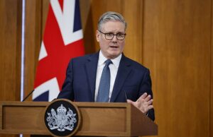 Starmer revela que não fala com Trump há dias, mas afirma que TEM controle sobre a crise do Oriente Médio enquanto ataca o presidente dos EUA por ‘caos’ Starmer revela que não fala com Trump há dias, mas afirma que TEM controle sobre a crise do Oriente Médio enquanto ataca o presidente dos EUA por 'caos'